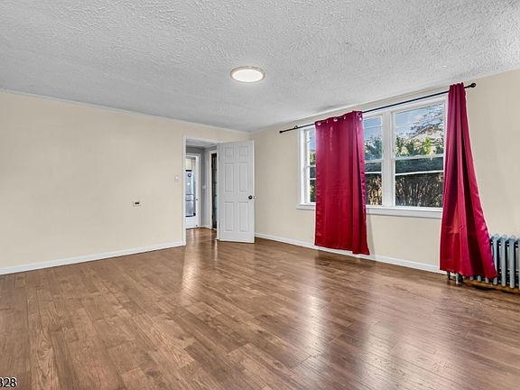 4th image of 297 Hamilton Pl