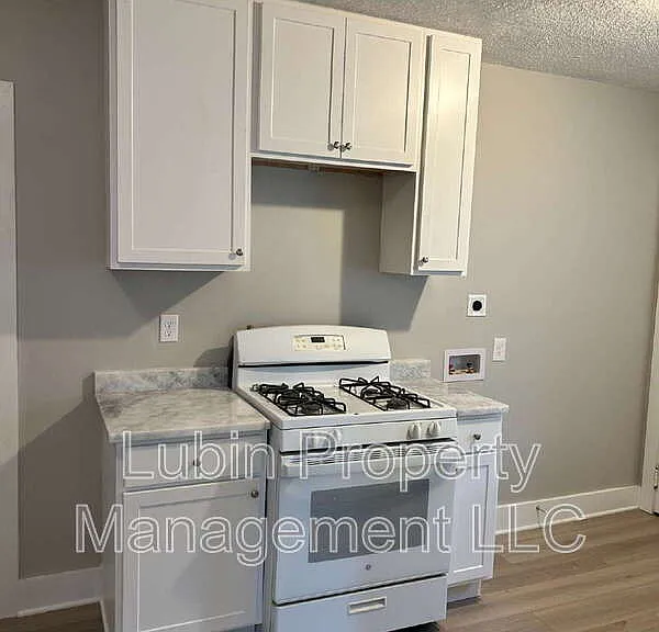 2412 Forest Ave — Photo 8