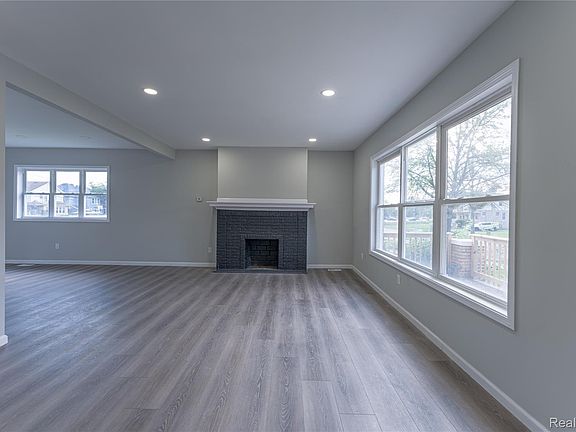 5th image of 3303 Lawrence St
