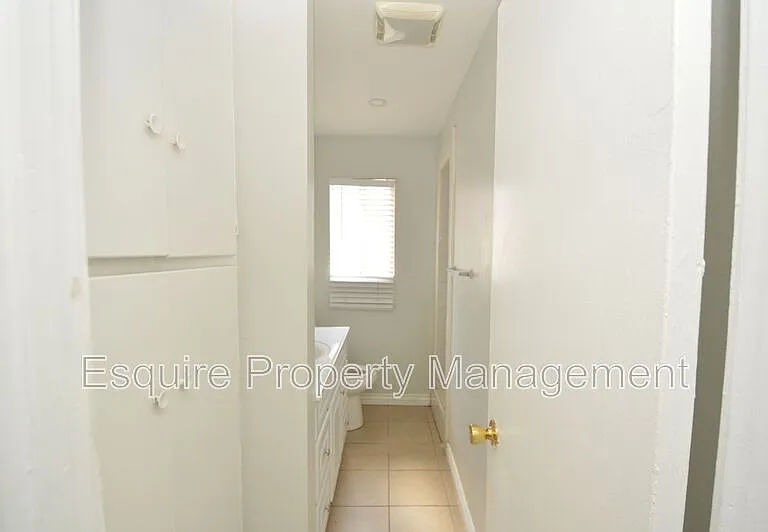 421 W 1st St #B — Photo 7