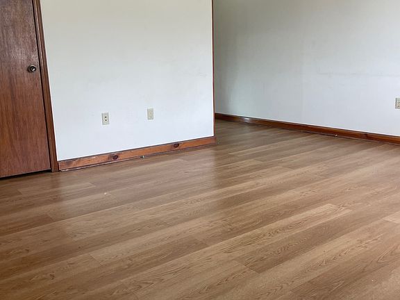 3rd image of 105 Mayflower Rd