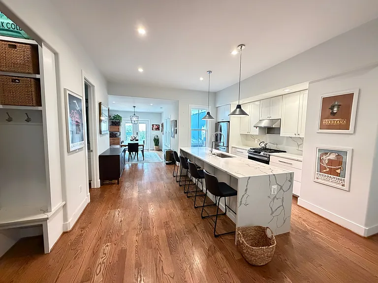 1127 G St NE — Photo 3