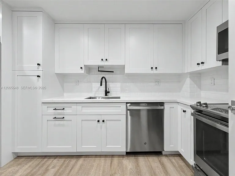 90 Edgewater Dr #818 — Photo 3