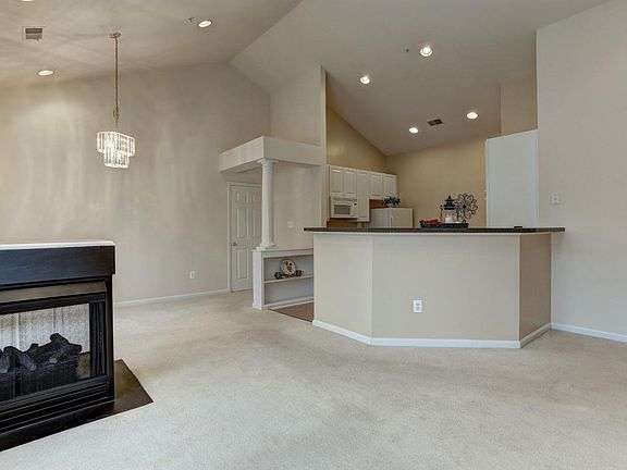 LIVING/DINING