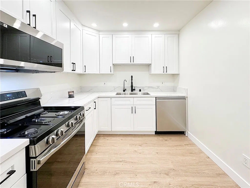 2 bed, 932 sqft, $2,995 — Photo 2