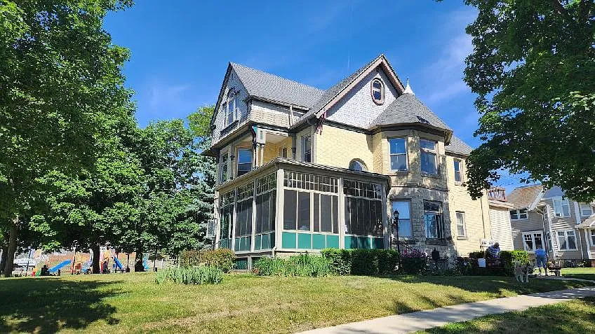251 E Racine St — Photo 3