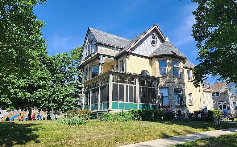 251 E Racine St — Photo 3