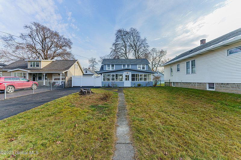 4th image of 27 McNutt Avenue