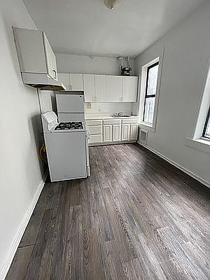 3rd image of 80-16 Park Ln S #3B