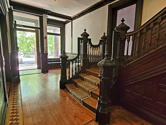 4th image of 1020 W Franklin St