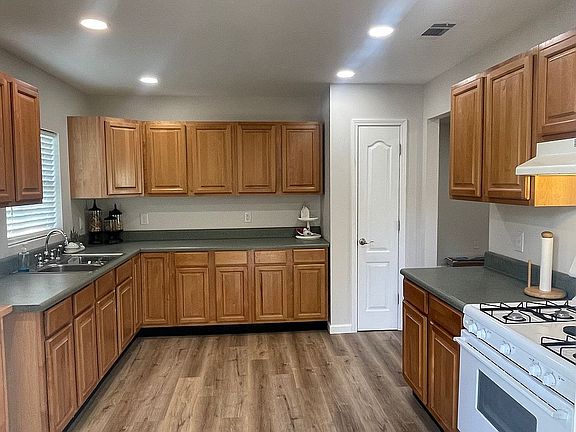 3rd image of 1009 Country Club Dr