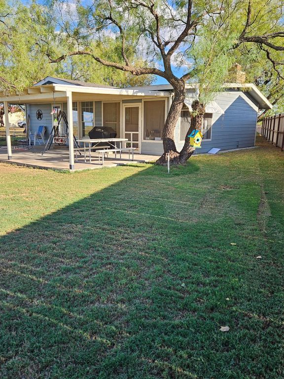 102 Lakeshore Dr - Property Image
