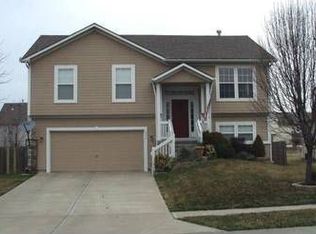 944 E Oak Crest Dr, Gardner, KS 66030