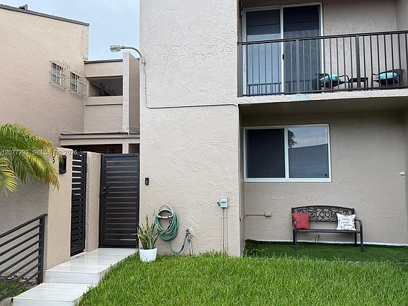 3rd image of 9171 Fontainebleau Blvd APT 5