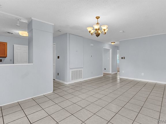 5th image of 223 W Vanderbilt Loop