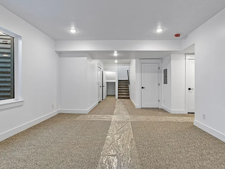 449 E Greenwood Ave — Photo 32