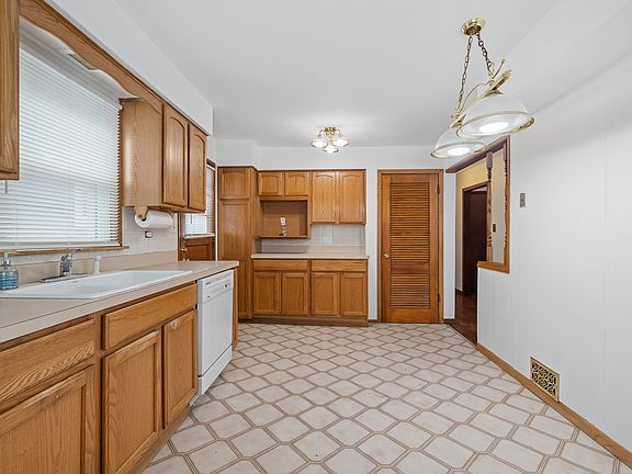 5th image of 7931 Natoma Ave