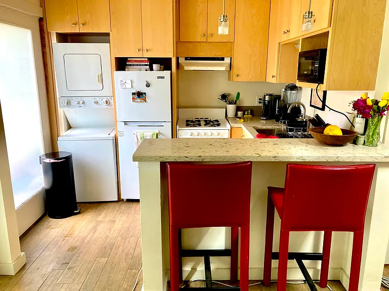 1027 Curtis St #B — Photo 3