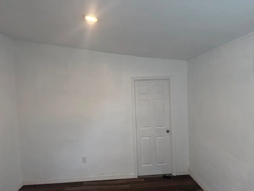 Studio, 988 sqft, $1,100 — Photo 2