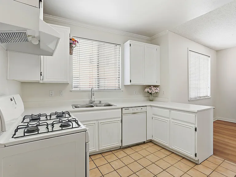 13901 Olive View Ln — Photo 5