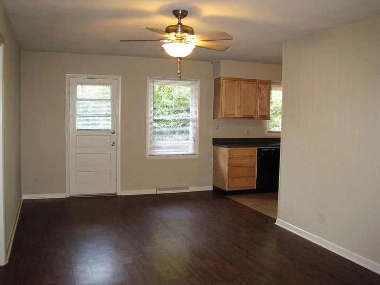 2404 Lyndhurst Dr — Photo 4