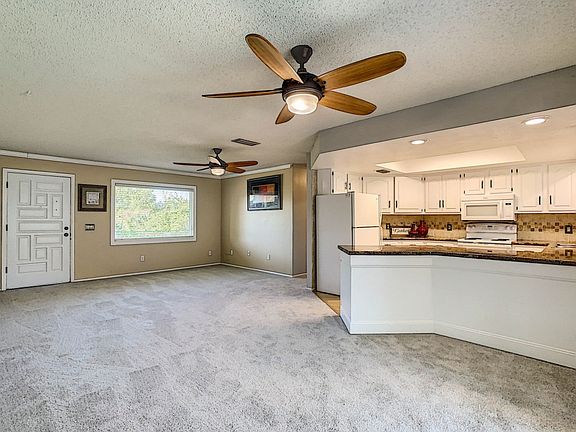5th image of 40 Lantana Dr