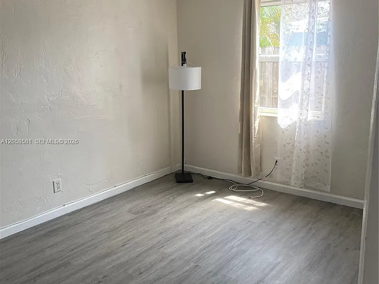 2349 NE 9th St — Photo 4