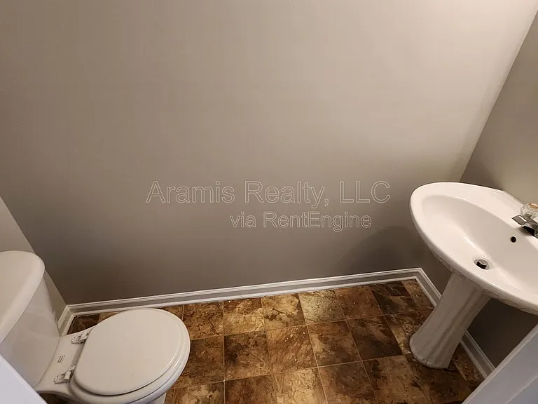 5749 Strathmoor Manor Cir — Photo 10