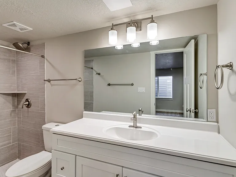 808 S 1710 E — Photo 15