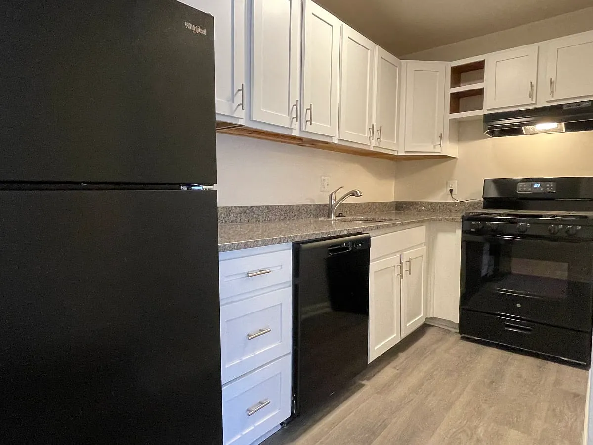 Blue Ridge Crossing Apartments & Townhomes — Photo 3