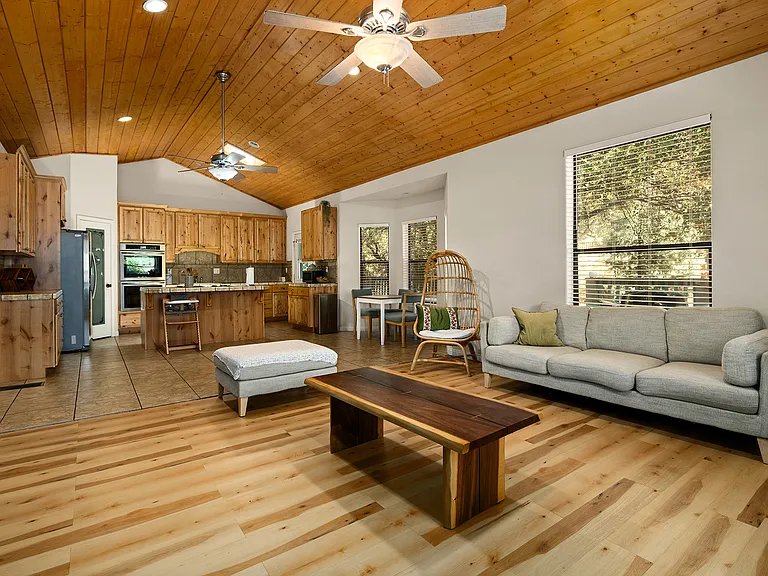 2048 Woodland Dr — Photo 7
