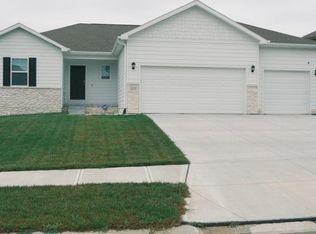 1075 Hazel Ln, Springfield, NE 68059