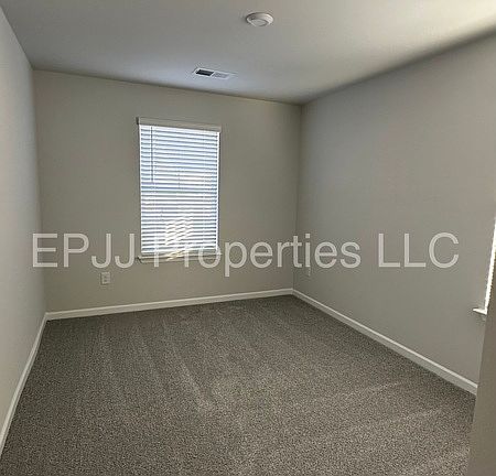 5th image of 141 Randwick Ln