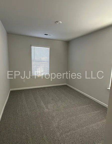 141 Randwick Ln — Photo 5