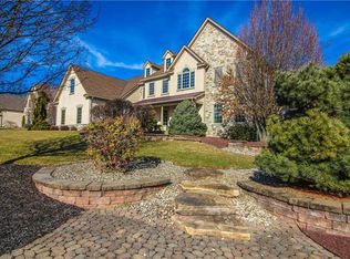 6671 Forest Knoll Ct, Allentown, PA 18106