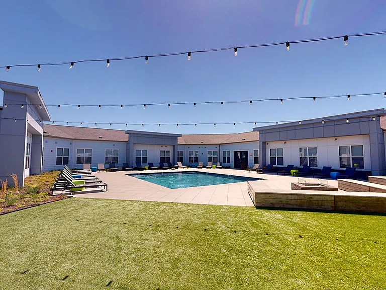 The-Quarters-Bloomington-Rooftop-Pool-1