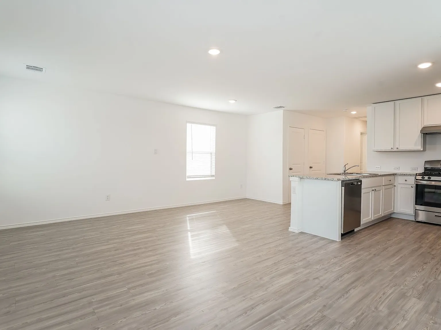 3 bed, 2.0 bath, 1018 sqft, $1,345 — Photo 2