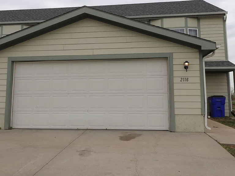 2116 Thompson Dr — Photo 1