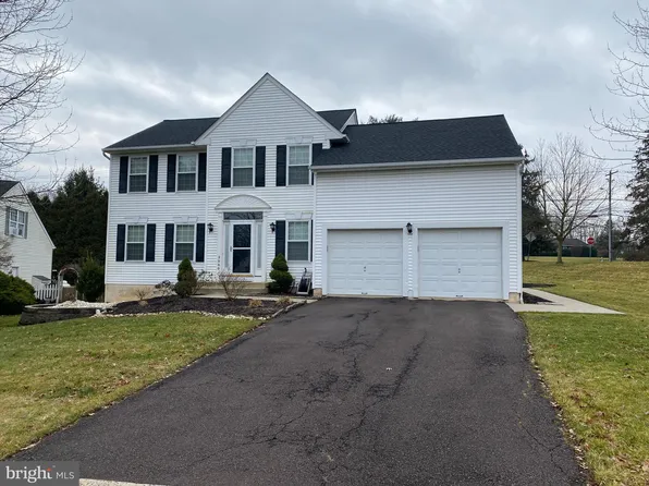 2000 Erin Dr, Sellersville, PA 18960