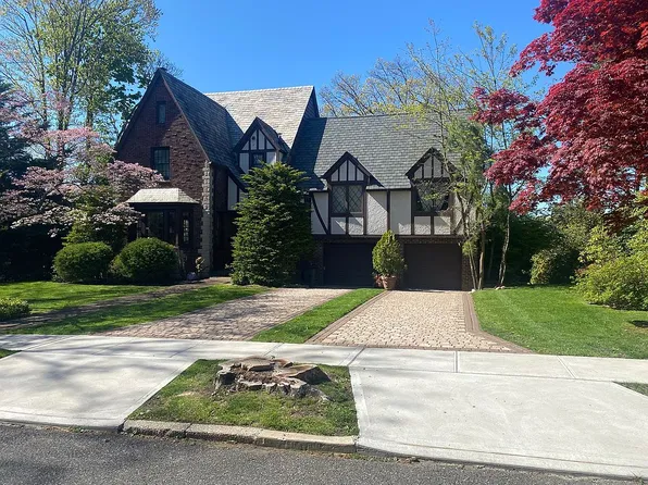 45 Rose Ct, Staten Island, NY 10301