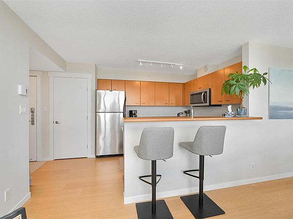 4th image of 751 Fairfield Rd #1903