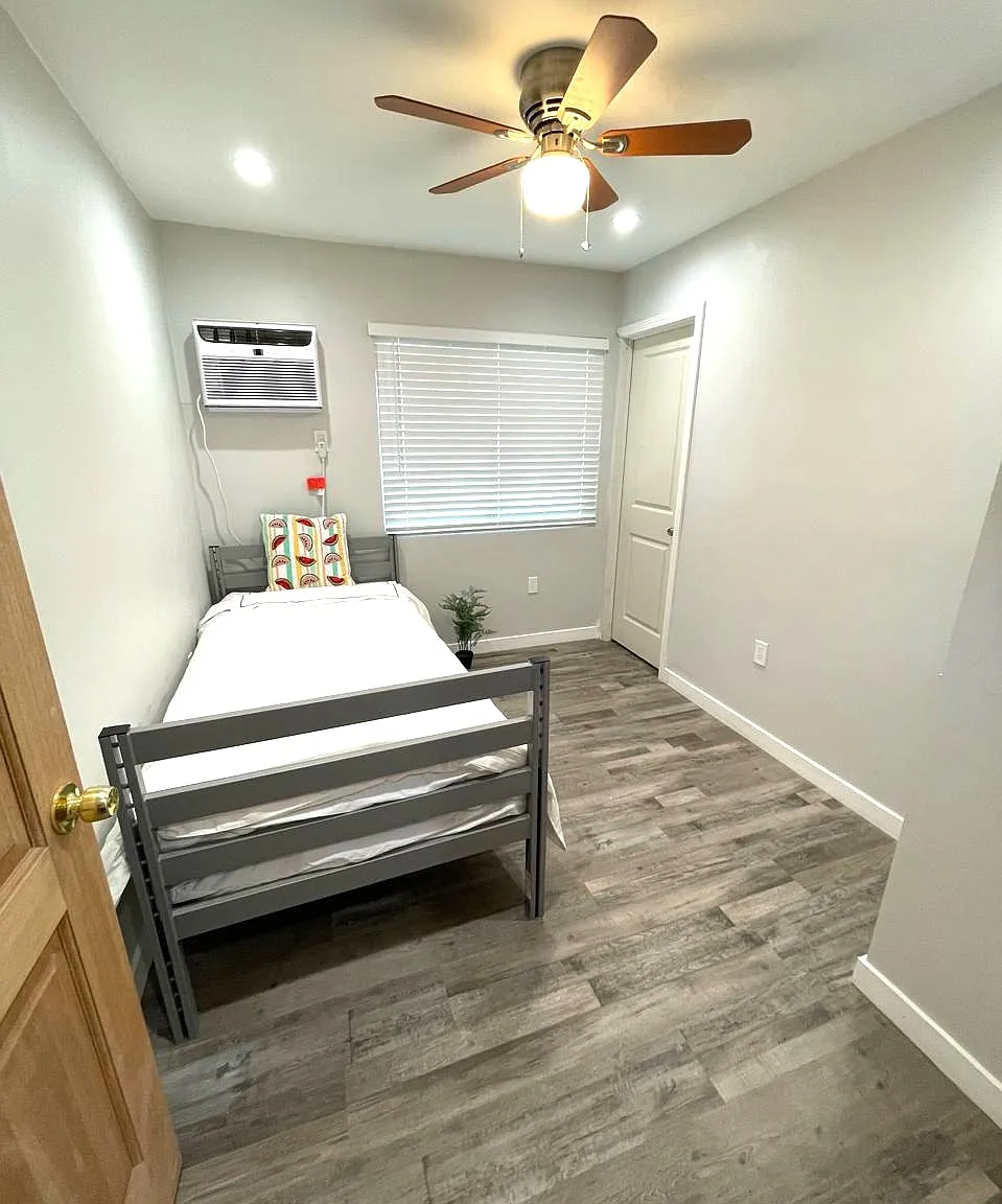 8 bed, 2000 sqft, $800 — Photo 3