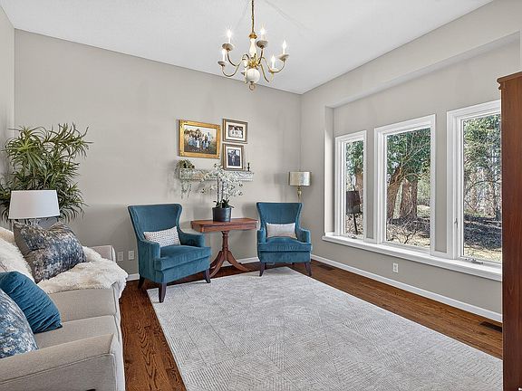 3rd image of 1425 Riverside Dr