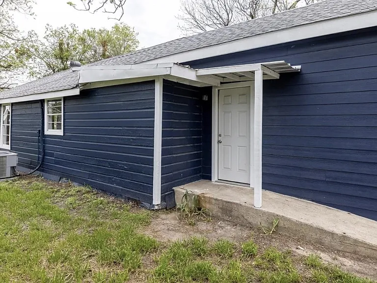 655 E Live Oak St — Photo 11