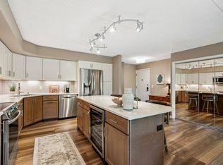 2445 Londin Ln E APT 401, Maplewood, MN 55119