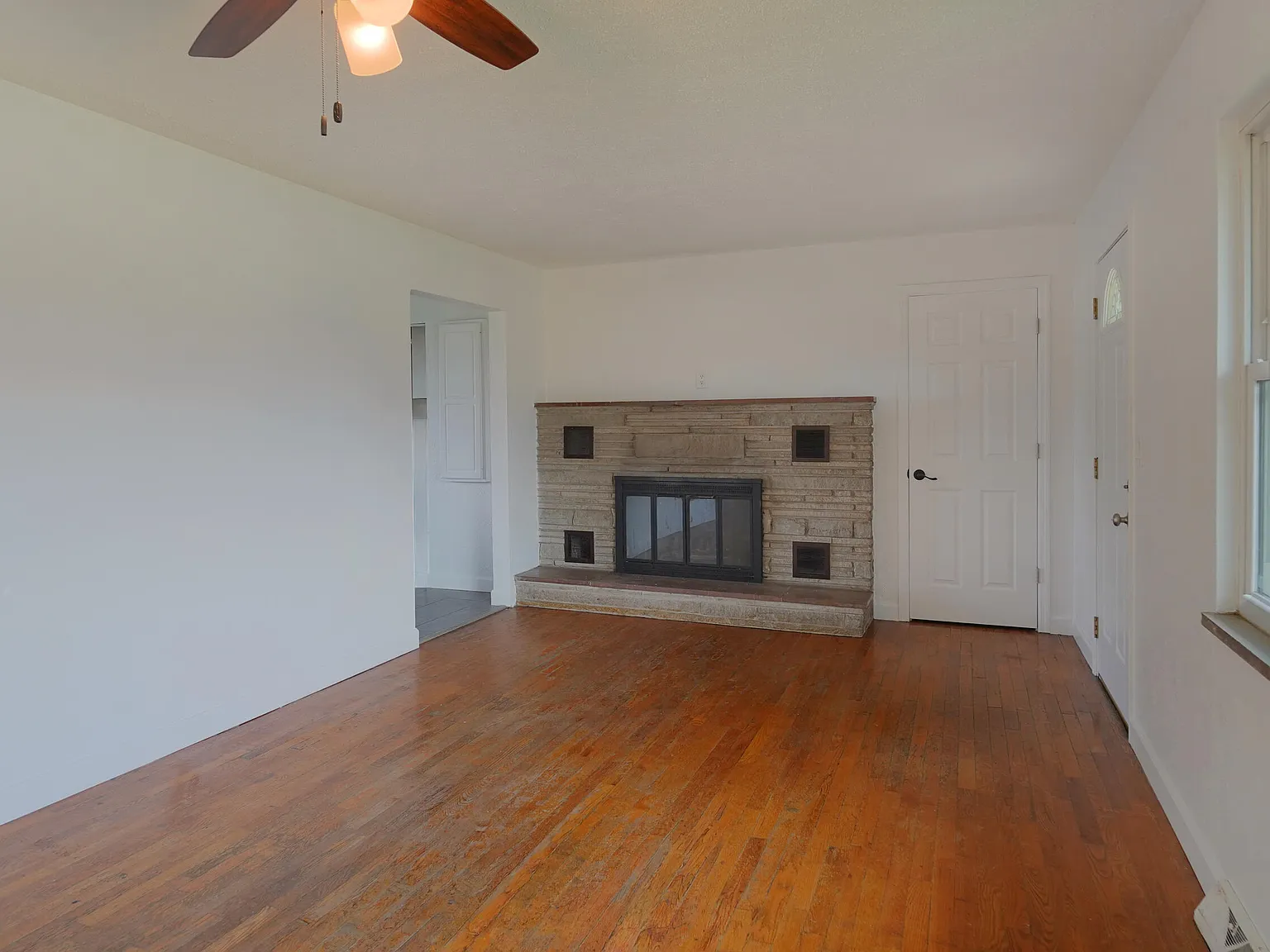 3 bed, 1.5 bath, 1175 sqft, $1,275 — Photo 3