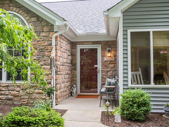 2nd image of 300 Saint Andrews Cir #300