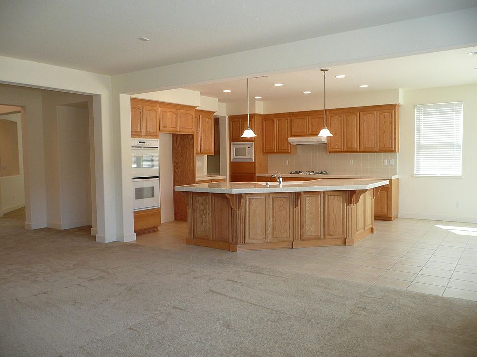 2nd image of 421 Lansing Cir