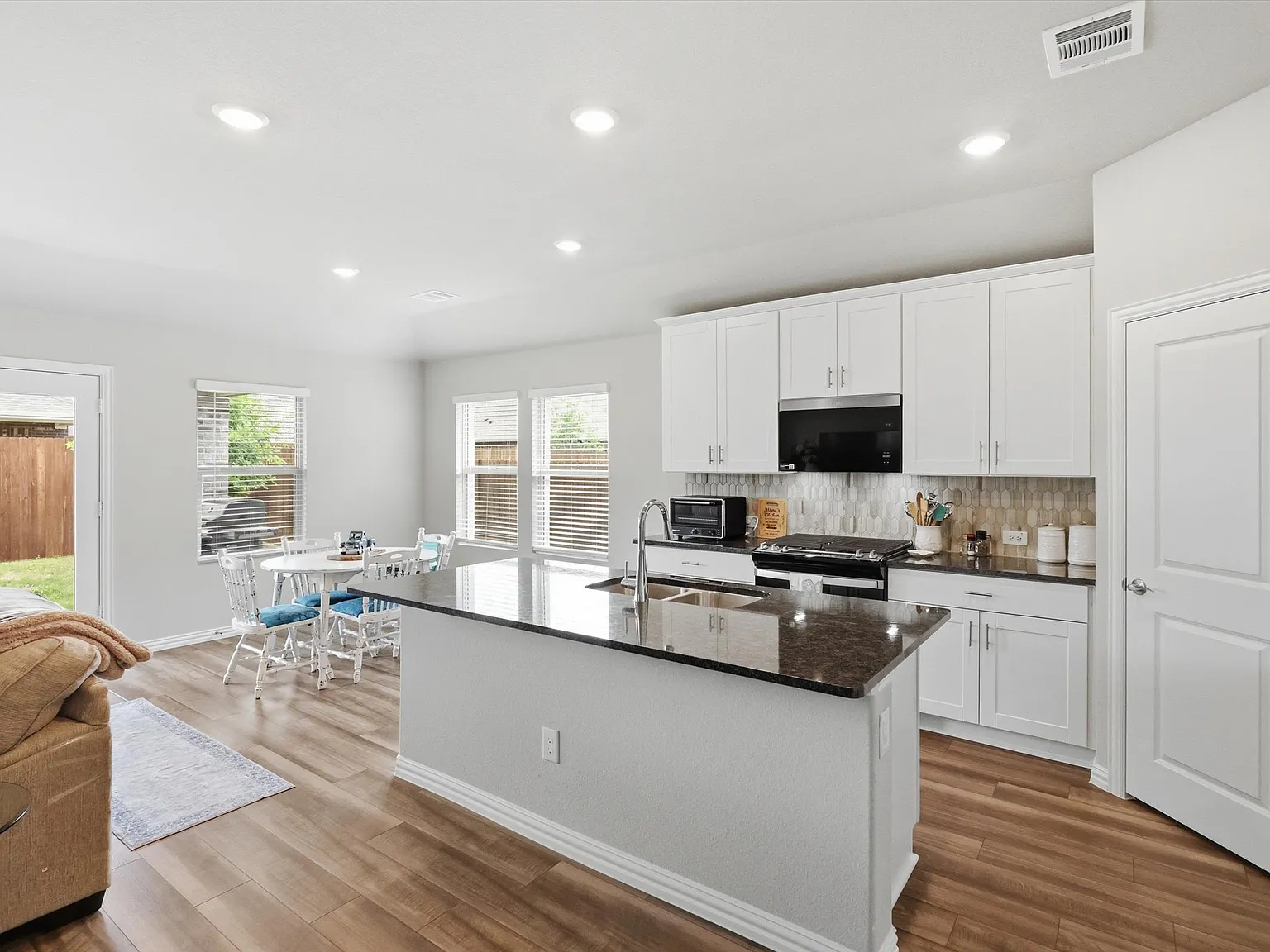 4 bed, 2260 sqft, $2,250 — Photo 3