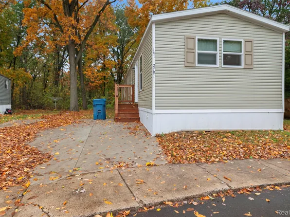 2791 Court St, Brighton, MI 48114